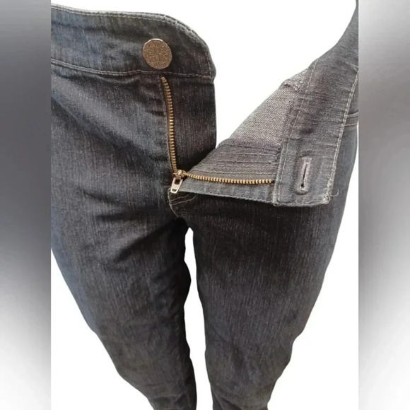 Tahari EUC Dark Wash Straight Leg Jeans Size  4 - Picture 2 of 9